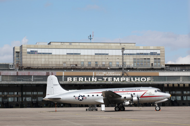 Zabytkowy samolot na nieczynnym lotnisku Tempelhof w Berlinie