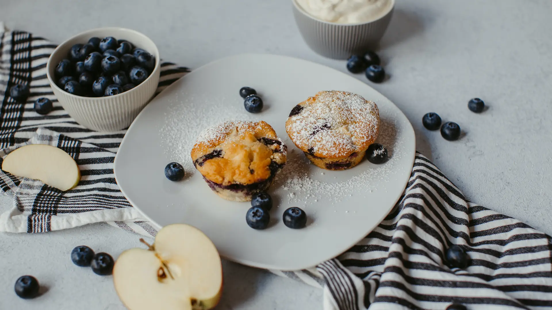 Fit muffinki z borówkami. Niskokaloryczny deser, który zrobisz w pół godziny