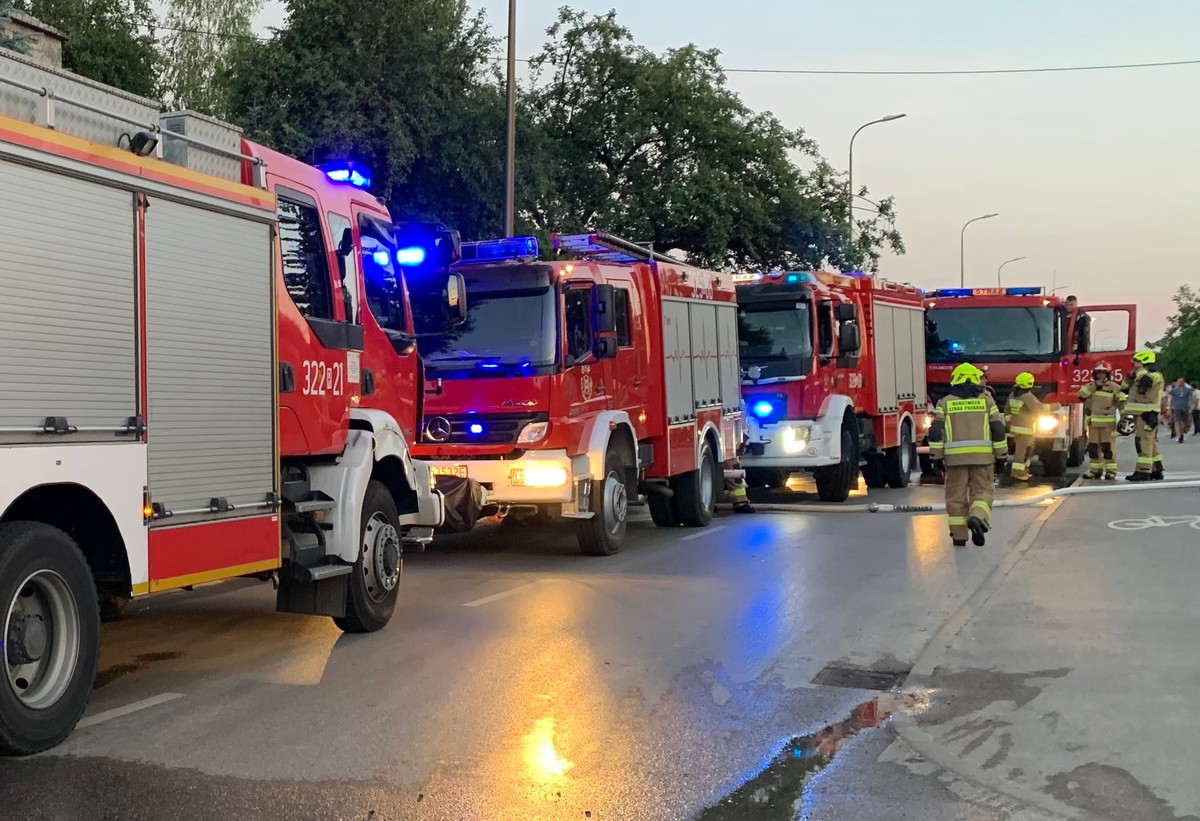 Pożar w Szklarskiej Porębie. Strażacy nie mogli się dostać, ludzie krzyczeli kody z balkonów