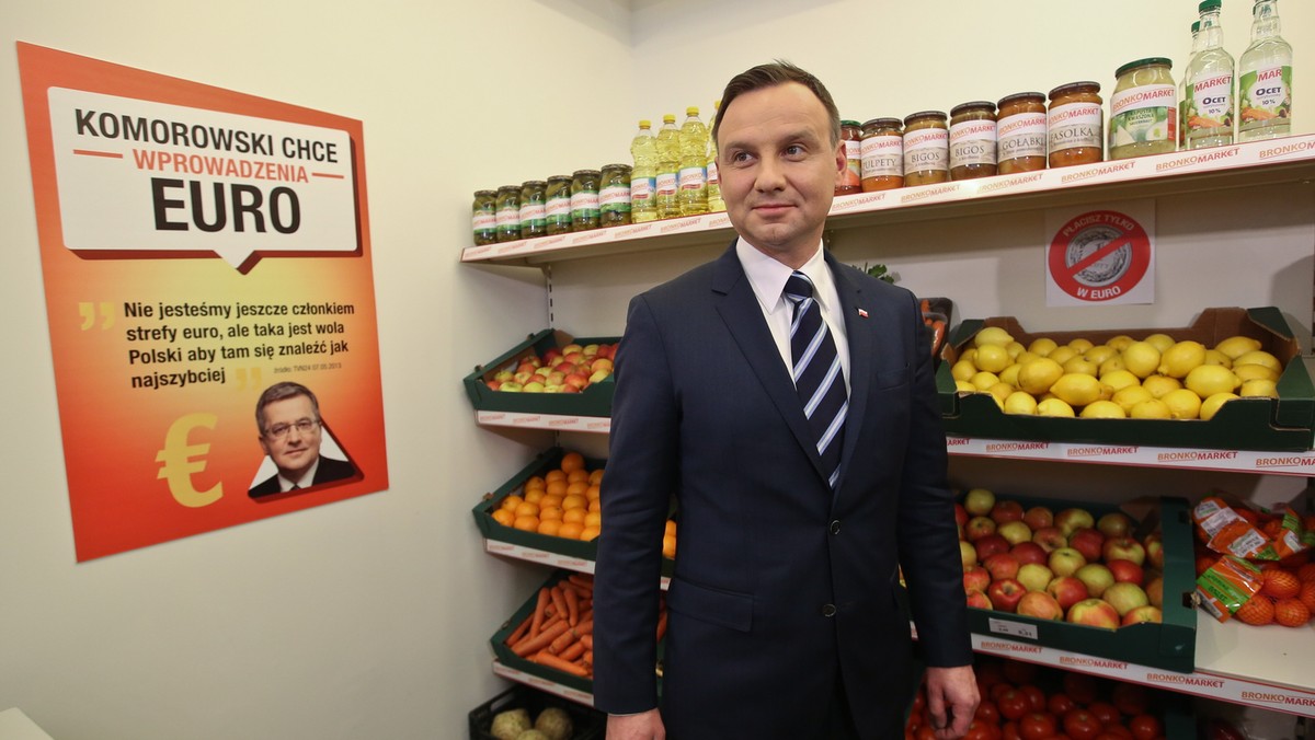 Kandydat PiS na urząd prezydenta RP - Andrzej Duda, podczas otwarcia sklepu "Bronko-Market"