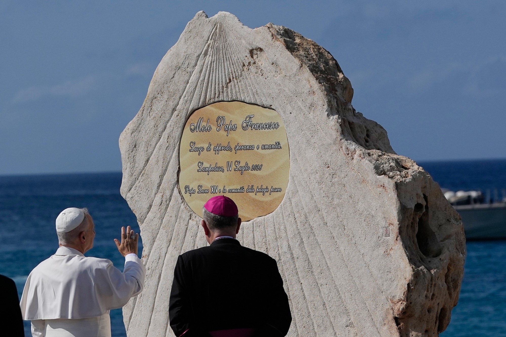 Pápež Lev si na ostrove Lampedusa uctil pamiatku obetí v radoch migrantov.