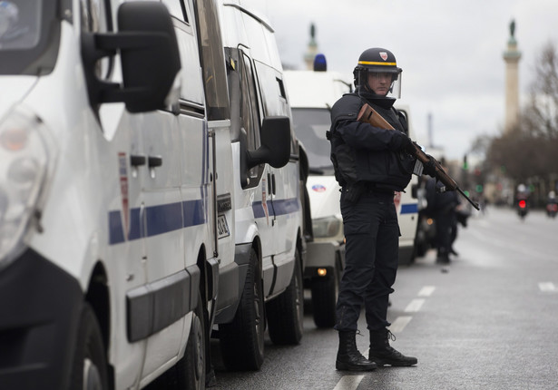 Francja: wzmocnione środki bezpieczeństwa i pytanie o Schengen