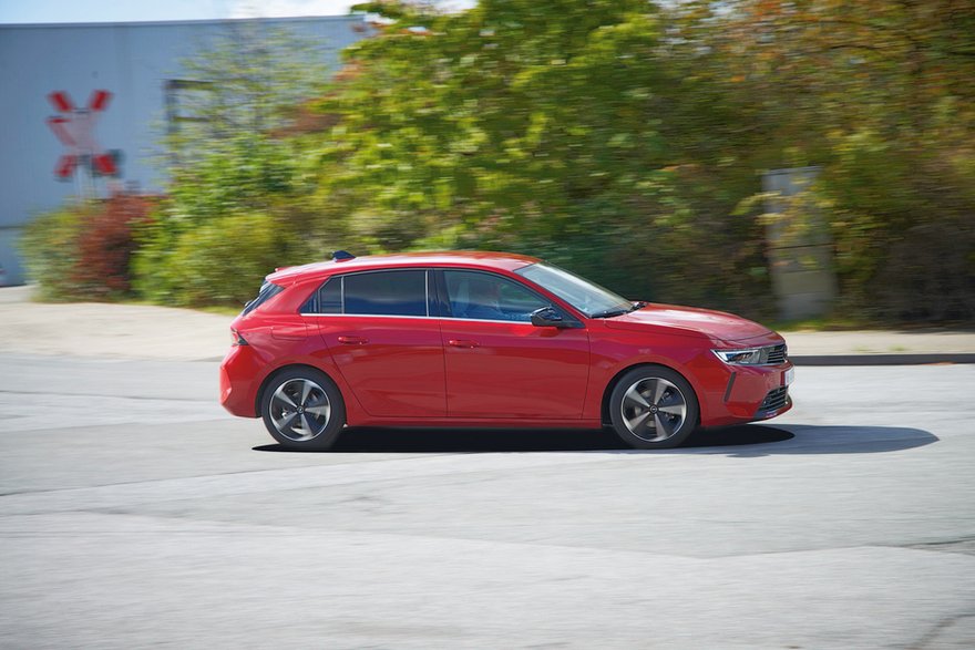 Opel Astra wydaje się o numer lżejszym i zwinniejszym samochodem od swojego odwiecznego rywala Volkswagena Golfa. Biorąc pod uwagę to, jak dobry jest ten drugi zawodnik, to dla Opla niespodziewana nobilitacja. Brawo!