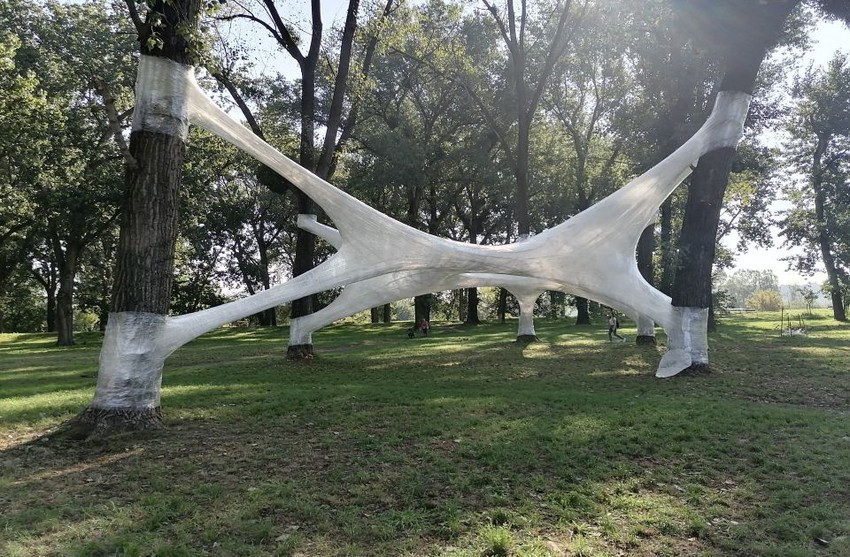 Skulptura od selotejpa u parku kod Rektorata