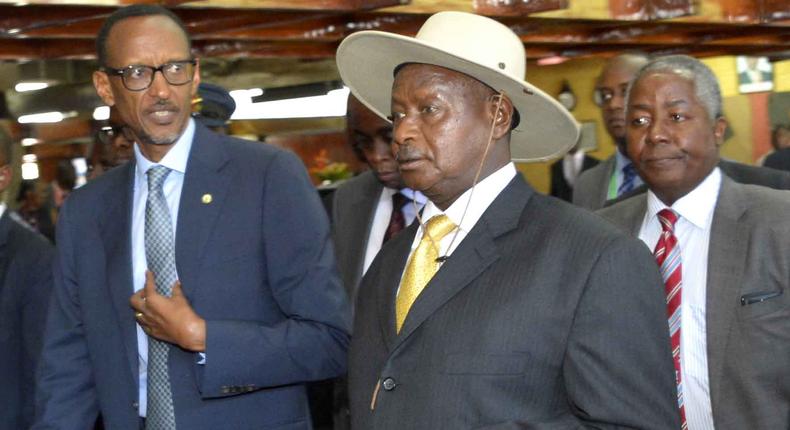 Rwandan President Paul Kagame (L) and Ugandan President Yoweri Museveni