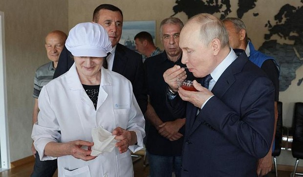Ruski predsednik Vladimir Putin degustira kavijar tokom posete Iturupu, poznatom u Japanu kao Etorofu | Foto: AFP via Getty Images