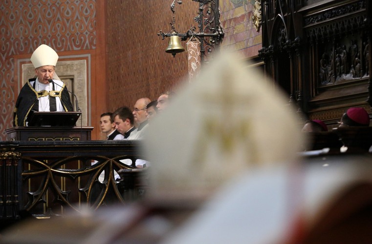 Biskup senior archidiecezji krakowskiej Jan Zając w bazylice św. Franciszka z Asyżu, gdzie 3 sierpnia odbywały się nieszpory za zmarłego kard. Franciszka Macharskiego