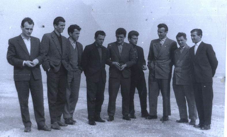 Józef Boniek (trzeci od prawej) urodziny 12 marca 1931 roku w Nakle nad Notecią, zmarł 12 grudnia 2019 roku w Bydgoszczy; obrońca; kluby (Czarni/Stal Nakło nad Notecią do 1952), OWKS/CWKS Zawisza Bydgoszcz (1952-58), Polonia Bydgoszcz (1959-64, 60 meczów/0 goli).
