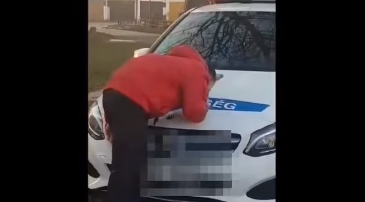 Videóra vette, ahogy egy rendőrautóról felszívja a kólát, majd boldog új évet kíván