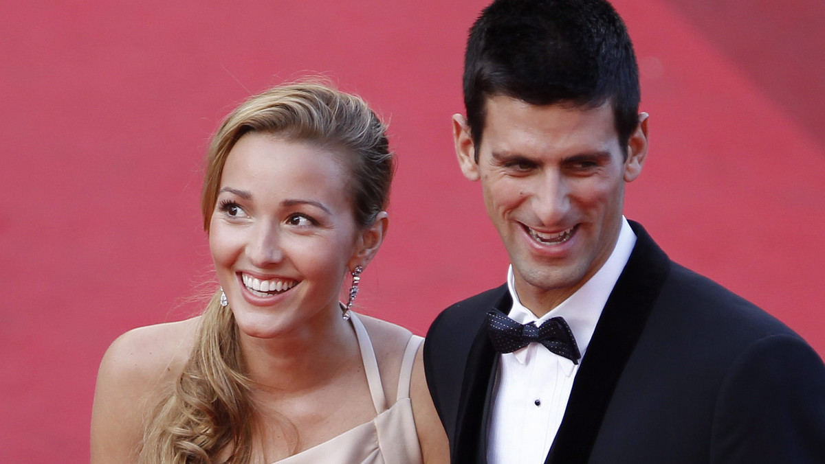 Serbski tenisista Novak Djoković na jeden dzień zamienił korty na wybieg. Podczas 64. Festiwalu Filmowego w Cannes wystąpił w charytatywnym pokazie mody "Fashion for Relief". Pochwalił się tym na swej oficjalnej stronie internetowej.