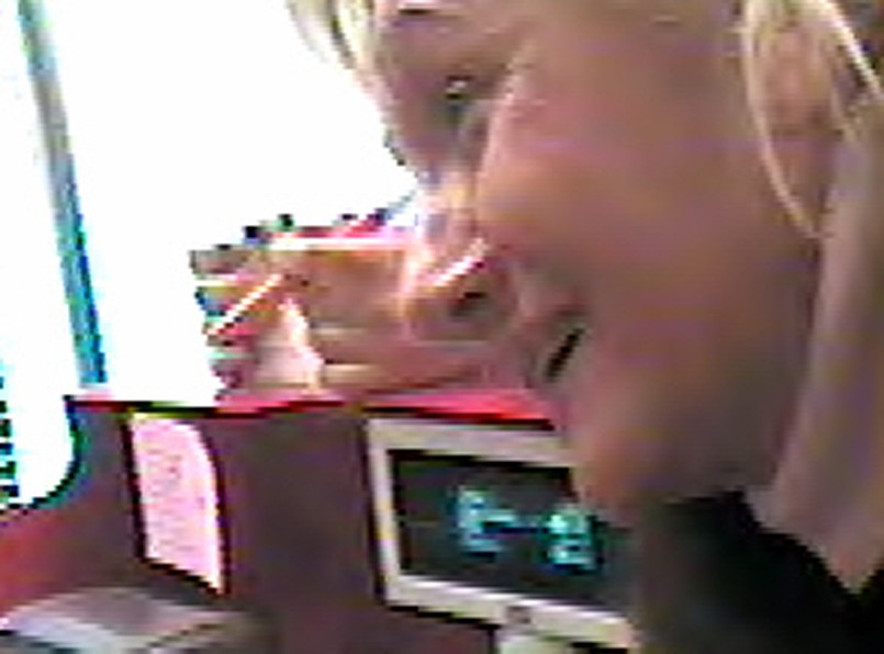 Zobacz, jak staruszka okrada kasę