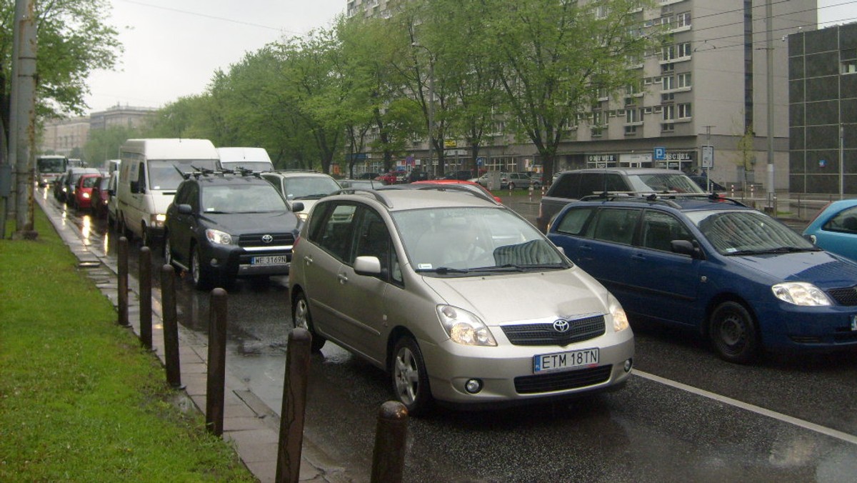 Mieszkańcy i przedsiębiorcy, którzy podczas meczów na Euro chcą wjeżdżać na Saską Kępę, do 6 czerwca muszą wyrobić identyfikator - podało Radio Dla Ciebie.