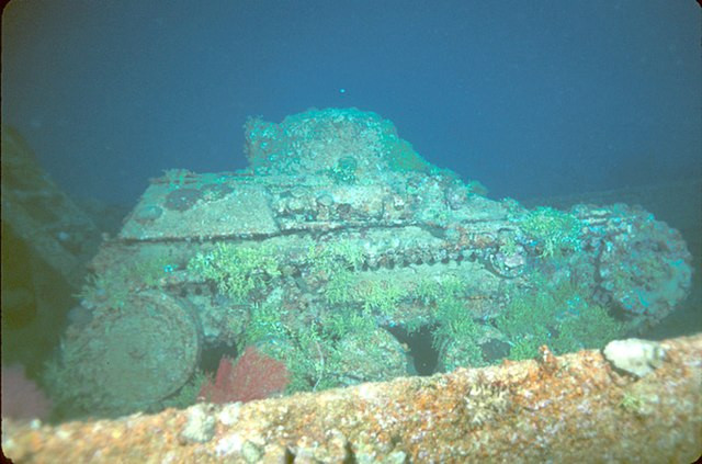 Japońska tankietka na pokładzie zatopionego w 1944 r. w Mikronezji japońskiego okrętu Nippo Maru