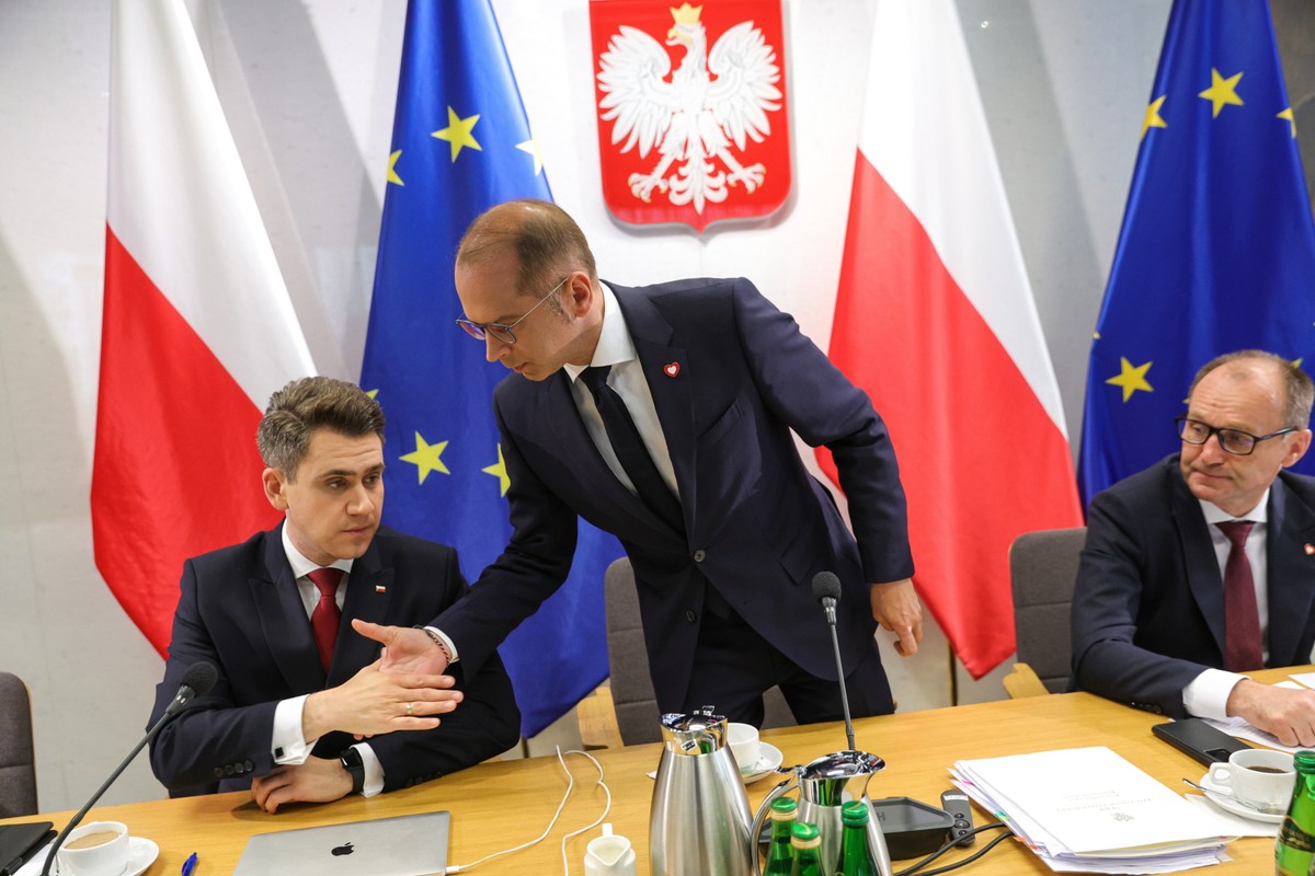 Przewodniczący komisji, poseł KO Michał Szczerba oraz jego zastępcy, poseł KO Marek Sowa i poseł PiS Daniel Milewski na posiedzeniu sejmowej komisji śledczej ds. afery wizowej w Sejmie w Warszawie.