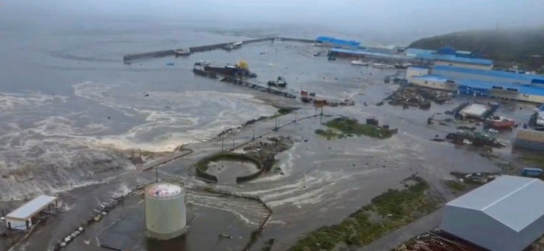 Tsunami po trzęsieniu ziemi. Hawaje i Japonia - widać, że wody przybywa w mgnieniu oka