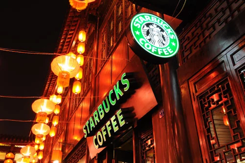 Starbucks to największa sieć kawiarni na świecie, posiadająca placówki w 52 krajach. W Polsce otwarto do tej pory 5 lokali: w Poznaniu, Warszawie i Wrocławiu