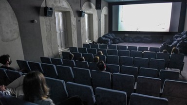 Kolejny etap znoszenia obostrzeń. Od dziś otwarte kina i teatry