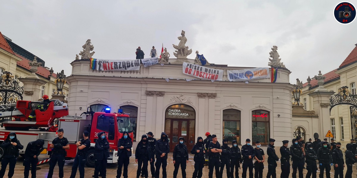 Dantejskie sceny pod gmachem ministerstwa. Ściągali siostrzeńca premiera z dachu