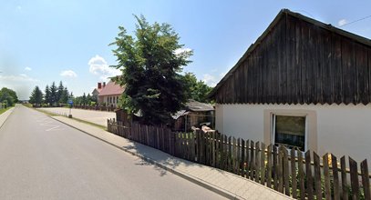 Proboszcz kupił działkę z lokatorami, potem odciął im prąd. Skandal w Groszowicach