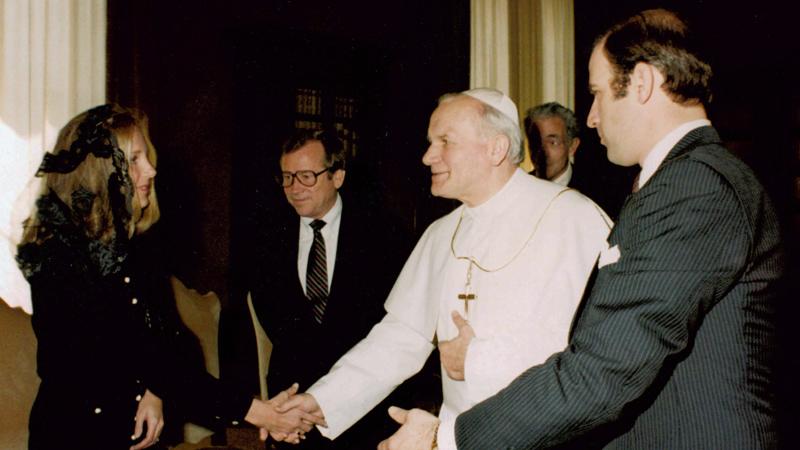 Jill Biden máskor is elkísérte hivatalos útjaira férjét: 1980-ban például II. János Pál pápánál tette tiszteletét az egyébként katolikus házaspár / Fotó: Wikipedia