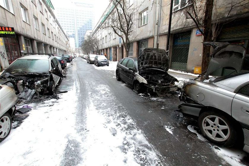 Podpalacz grasuje w centrum Warszawy. 10 aut zniszczonych w noc