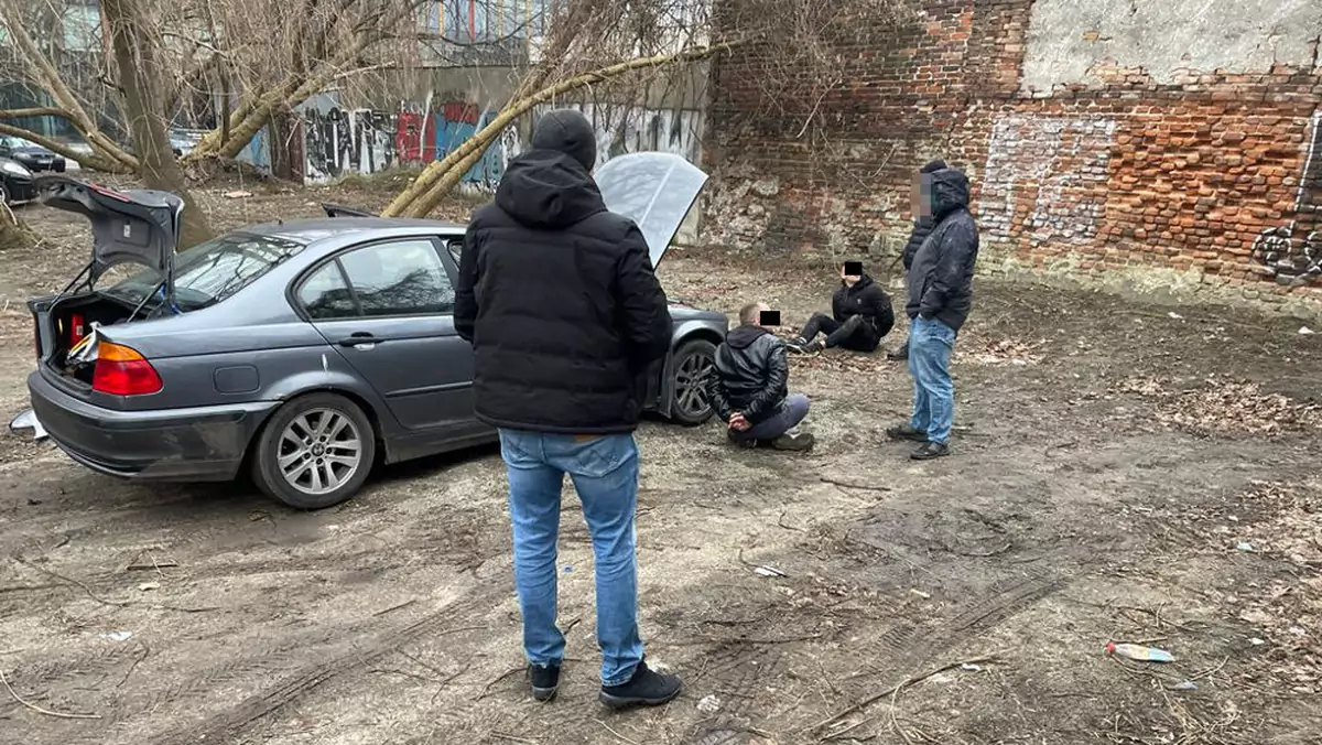 Policjanci z zatrzymanymi złodziejami 