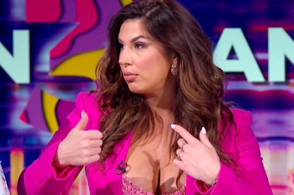 GORE MREŽE ZBOG VRELOG IZDANJA ENE POPOV Voditeljka se pojavila u emisiji sa OGROMNIM DEKOLTEOM, svi se pitaju: "Da li su ovo silikoni?" (FOTO)