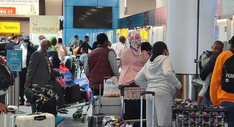 FG evacuates 590 Nigerians from UK, 305 from Dubai. [Twitter/@GeoffreyOnyeama]