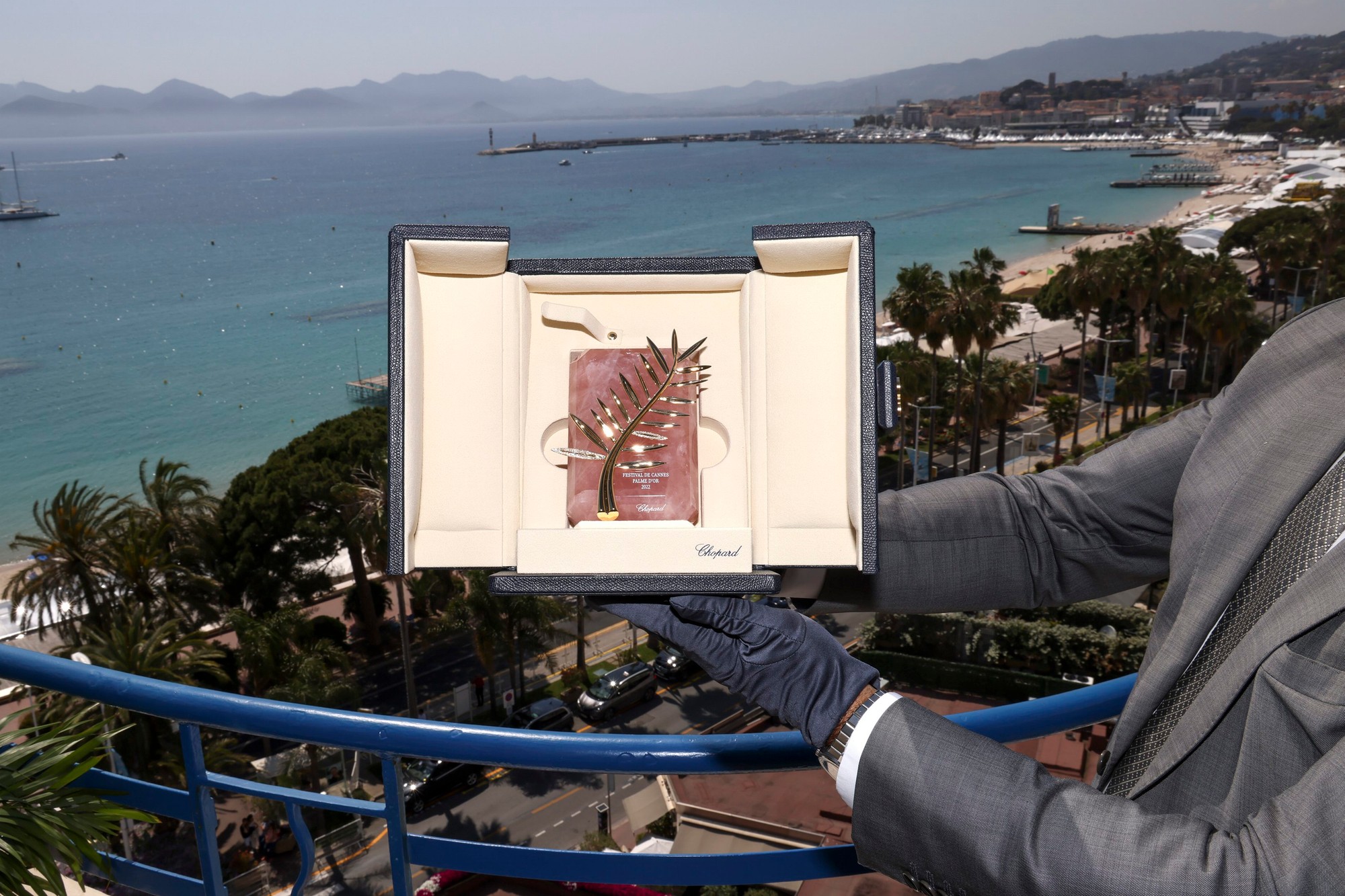 Zlatú palmu pre víťaza v kategórii dlhometrážne filmy (filmy nad 60 minút) prezetovali na 75. ročníku Medzinárodného filmového festivalu v Cannes 17. mája 2022.