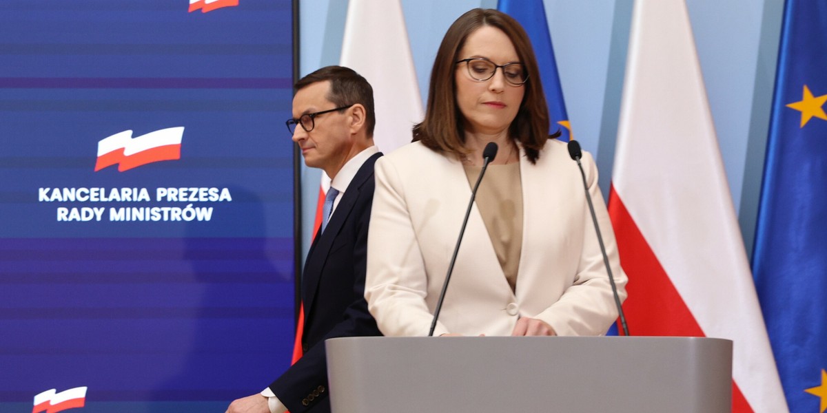 Minister finansów Magdalena Rzeczkowska i premier Mateusz Morawiecki