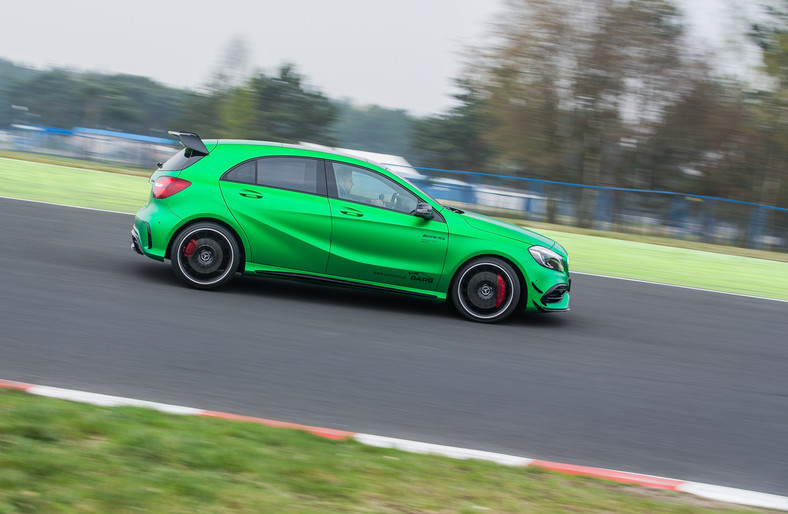 Pokaz mocy i prezentacja nowości – rozpoczęcie nowego sezonu AMG Driving Academy