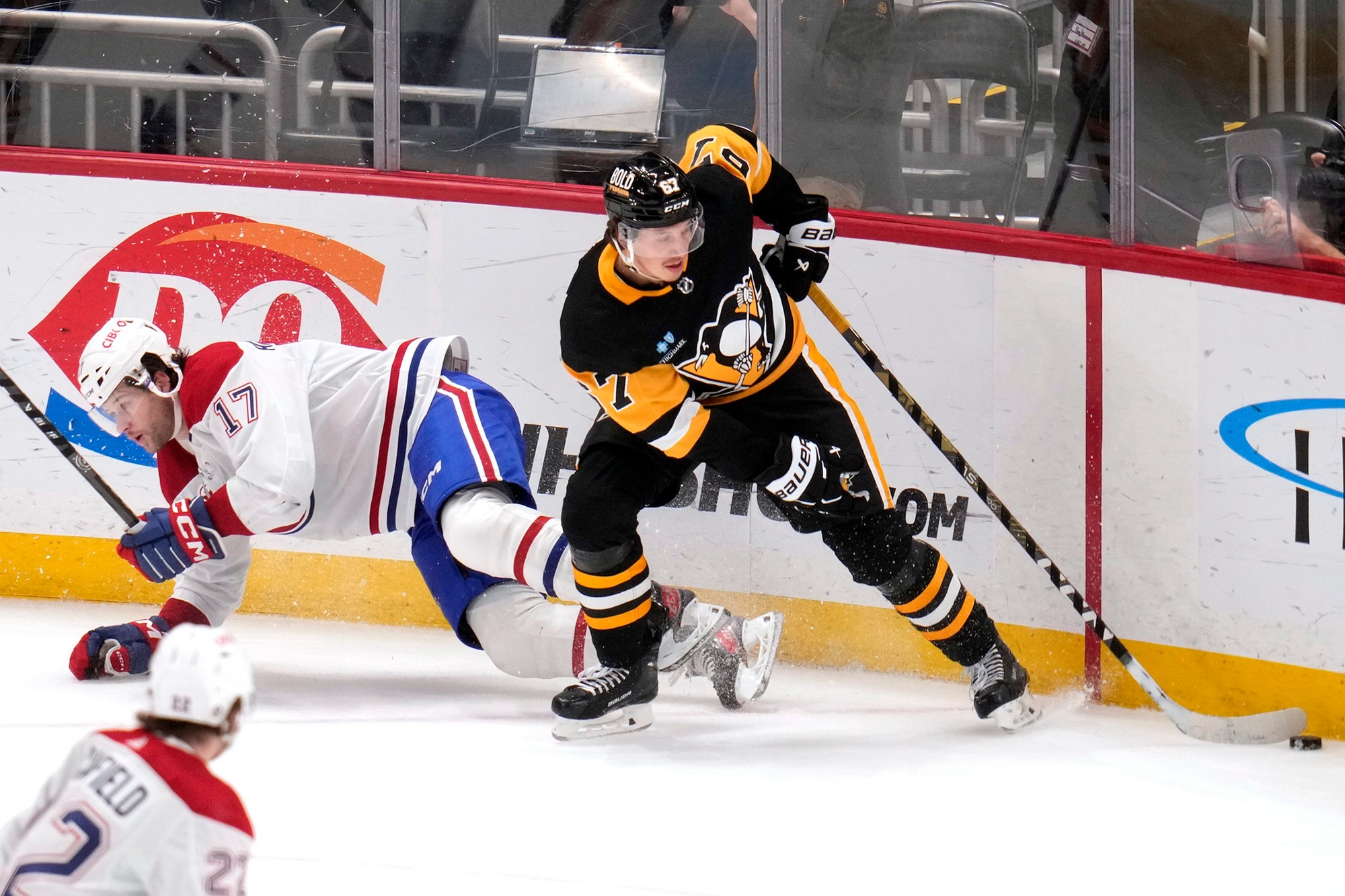 Rickard Rakell (Pittsburgh Penguins) bojuje o puk s Joshom Andersonom (Montreal Canadiens).