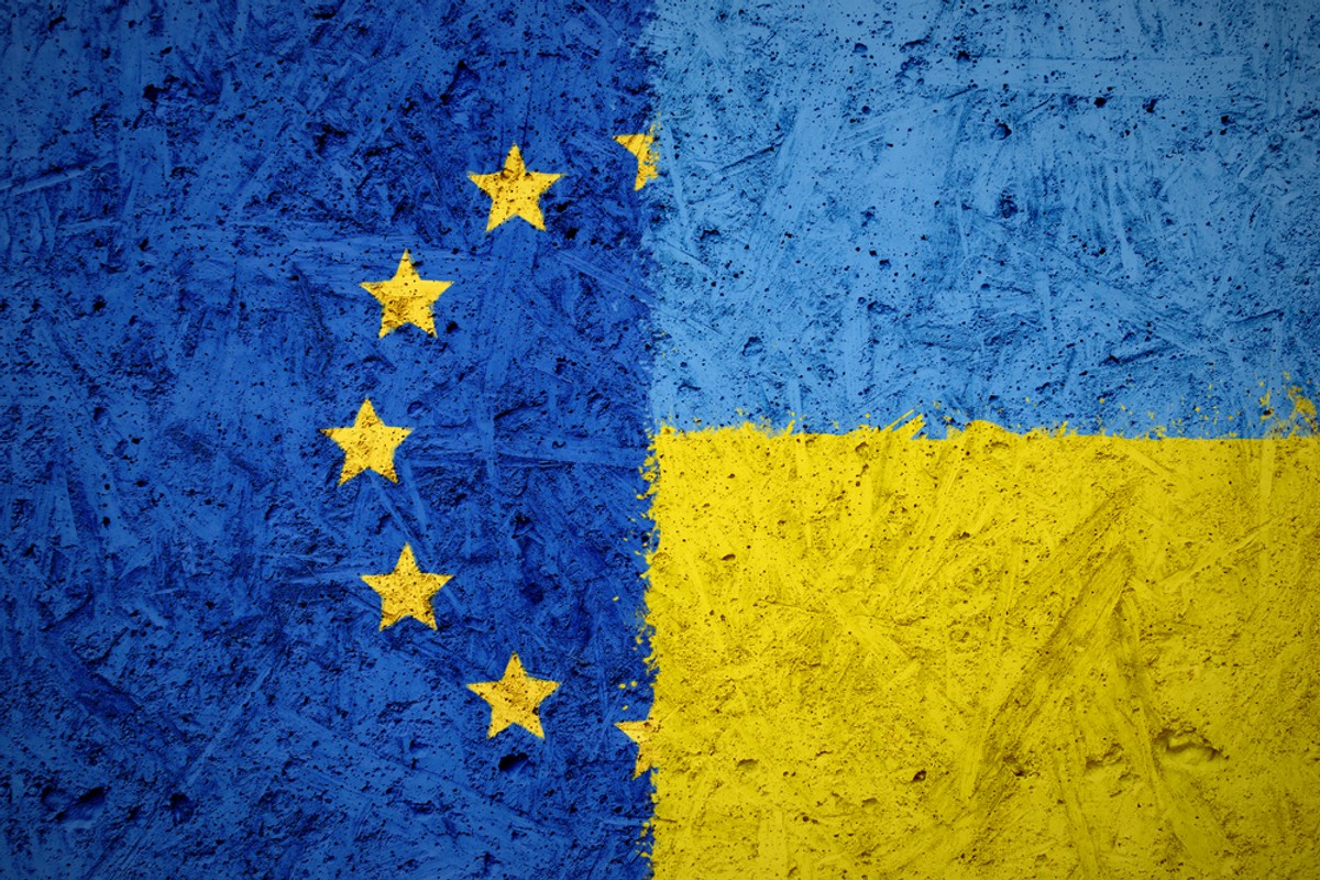 Tymczasem od pierwszego dnia rosyjskiej inwazji Bruksela debatuje o uniezależnieniu się od dostaw surowców z Rosji oraz zwiększeniu nakładów na obronność.
