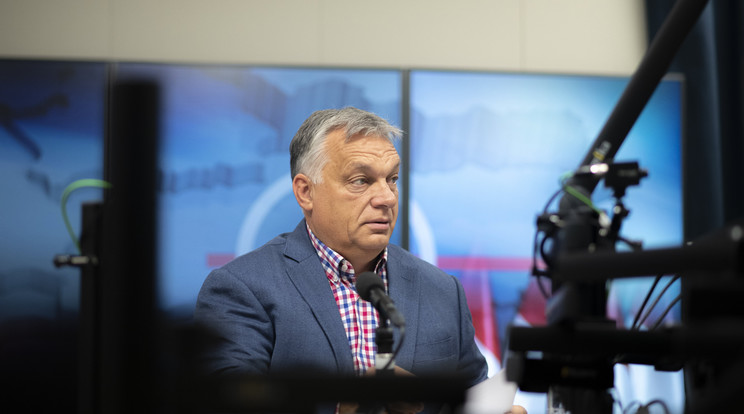 A Miniszterelnöki Sajtóiroda által közreadott képen Orbán Viktor miniszterelnök, mielőtt interjút ad a Jó reggelt, Magyarország! című műsorban a Kossuth Rádió stúdiójában / Fotó: MTI/Miniszterelnöki Sajtóiroda/Benko Vivien Cher