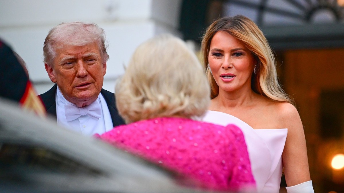 Melanija Tramp i Kamila za 2 dana promenile 3 izdanja, gola ramena šokirala puritance