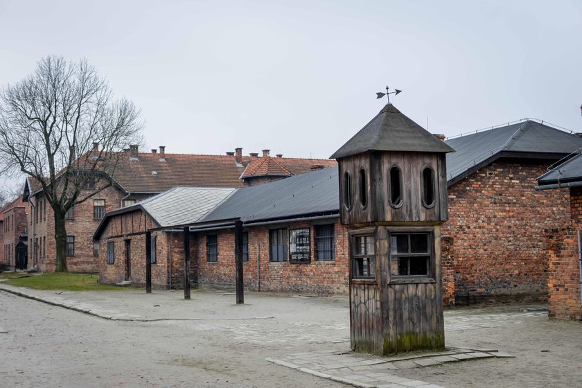 Co za głupota! Piłkarz świętował urodziny przed bramą Auschwitz