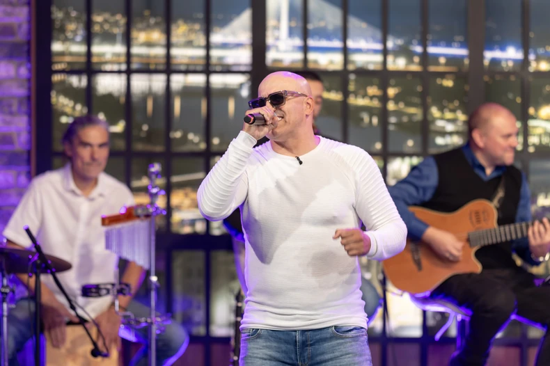 ISPLIVALA SLIKA BAKIJA B3 IZ ZATVORA Pevač sa kosom i tetovažama na stomaku, evo zašto je robijao (Foto)