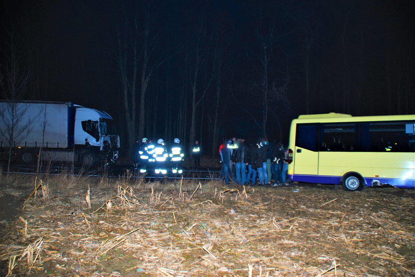 Poważny wypadek pod Oświęcimiem. Ciężarówka uderzyła w busa wiozącego górników
