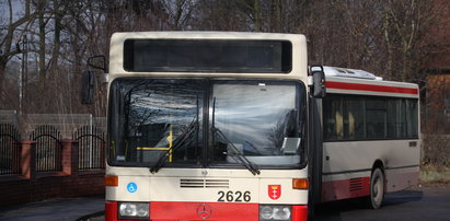 Pijak omal nie wypadł z autobusu