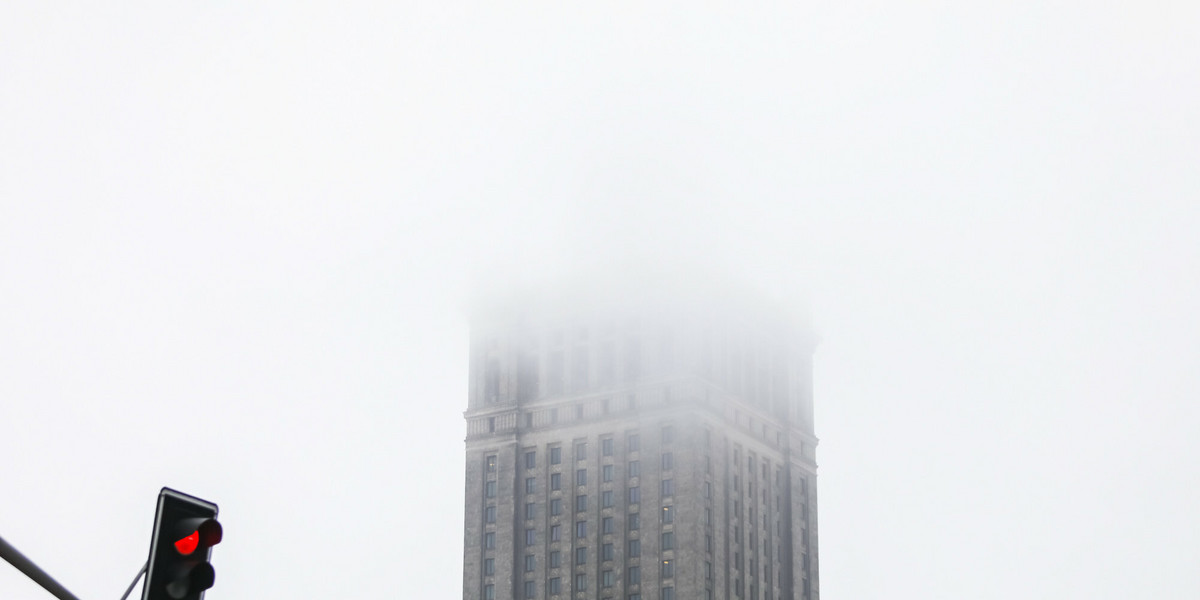 Z Unią może wybuchnąć spór o czyste powietrze. Na zdjęciu pokryty smogiem warszawski Pałac Kultury i Nauki.