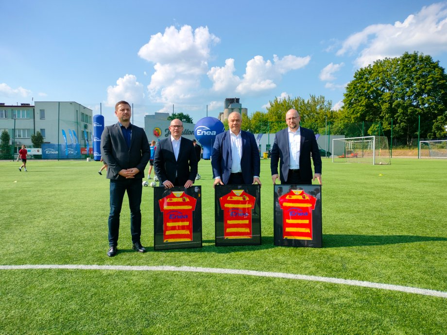 Jacek Sasin podczas podpisania umowy sponsorskiej Enei z Jagiellonią Białystok.