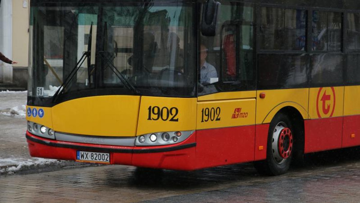 Kilkadziesiąt linii autobusowych i kilka tramwajowych zostanie zawieszonych, inne będą kursować według zmienionego rozkładu. Inaczej będzie jeździło metro, uruchomiona zostania także specjalna linia "cmentarna" oraz W, obsługiwana zabytkowym taborem. Wielkanoc 2018 tuż, tuż, dlatego ZTM szykuje zmiany w organizacji komunikacji miejskiej. Podpowiadamy, na czym będą polegały.