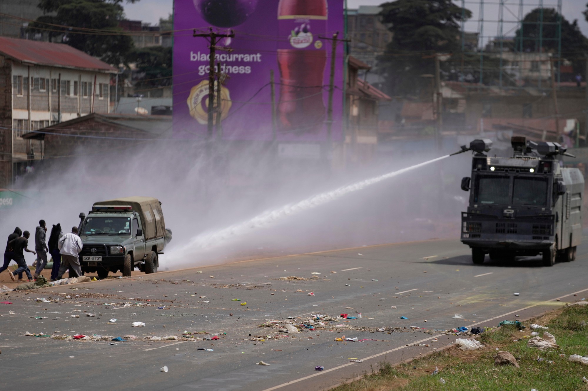 Policajti používajú vodné delo počas protestu v kenskej metropole Nairobi.