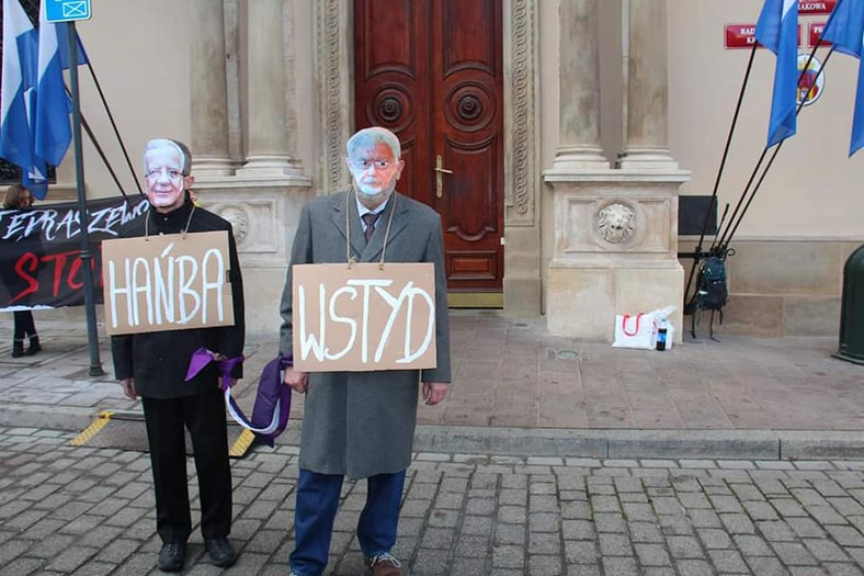 Protest aktywistów przeciwko abp. Jędraszewskiemu i prezydentowi Majchrowskiemu w 2019 r.