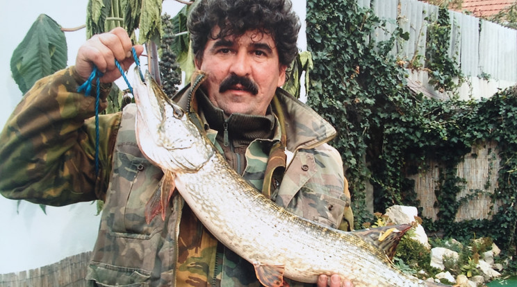 Tukacs Gyula igazán büszke lehet, 
hiszen egy jókora 
csuka akadt a horgára. A Tiszából 
fogott 5 kilós hal 
hossza 90 centi