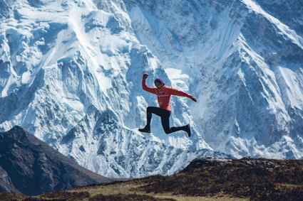 Tak się biega w Himalajach! Polak wśród liderów maratonu pod Mount Everest [GALERIA]