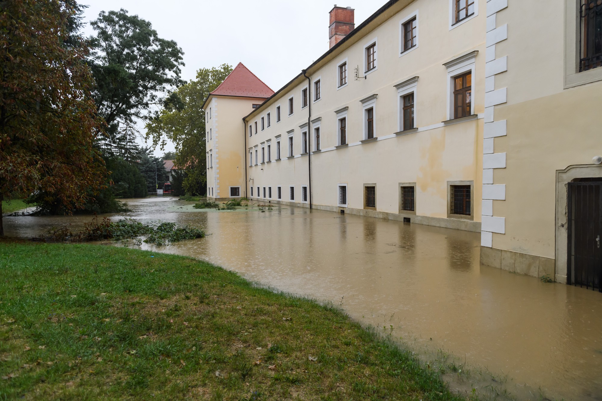 Zaplavený kaštieľsky park v Stupave.