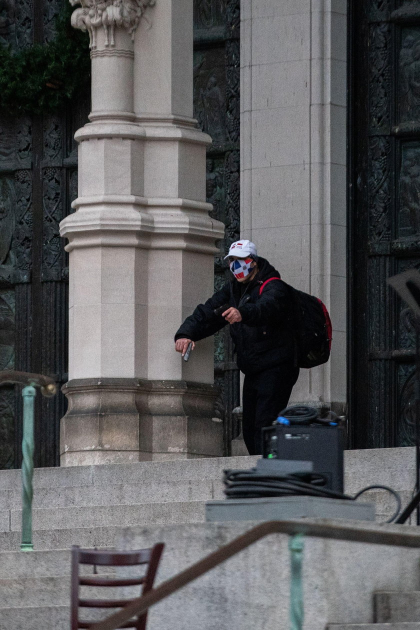 Napastnik otworzył ogień w katedrze. Został postrzelony przez policję