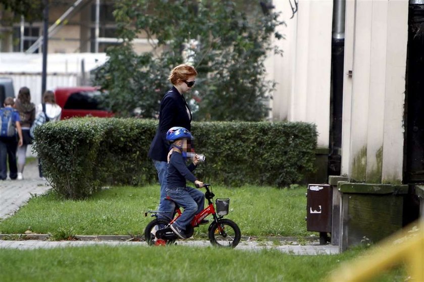 Widawska z synkiem na rowerku. Foto