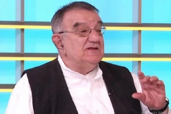 Srbi odu u Grčku pa za sve pare uživaju u ovom jelu, a treba biti oprezan, kaže dr Vojislav Perišić: "BAKTERIJE SE SAMO MNOŽE", a evo koje namirnice je najzdravije jesti dok ste na letovanju 